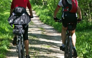 Zwei Radfahrerinnen mit Fahrrad vom Fahrradverleih